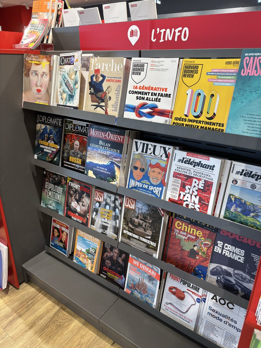 lArcheMag's tweet photo. Au Relay du Terminal 2B de Roissy votre magazine préféré à l’entrée du magasin, juste après le duty free ! https://t.co/ykUGn4R6U8