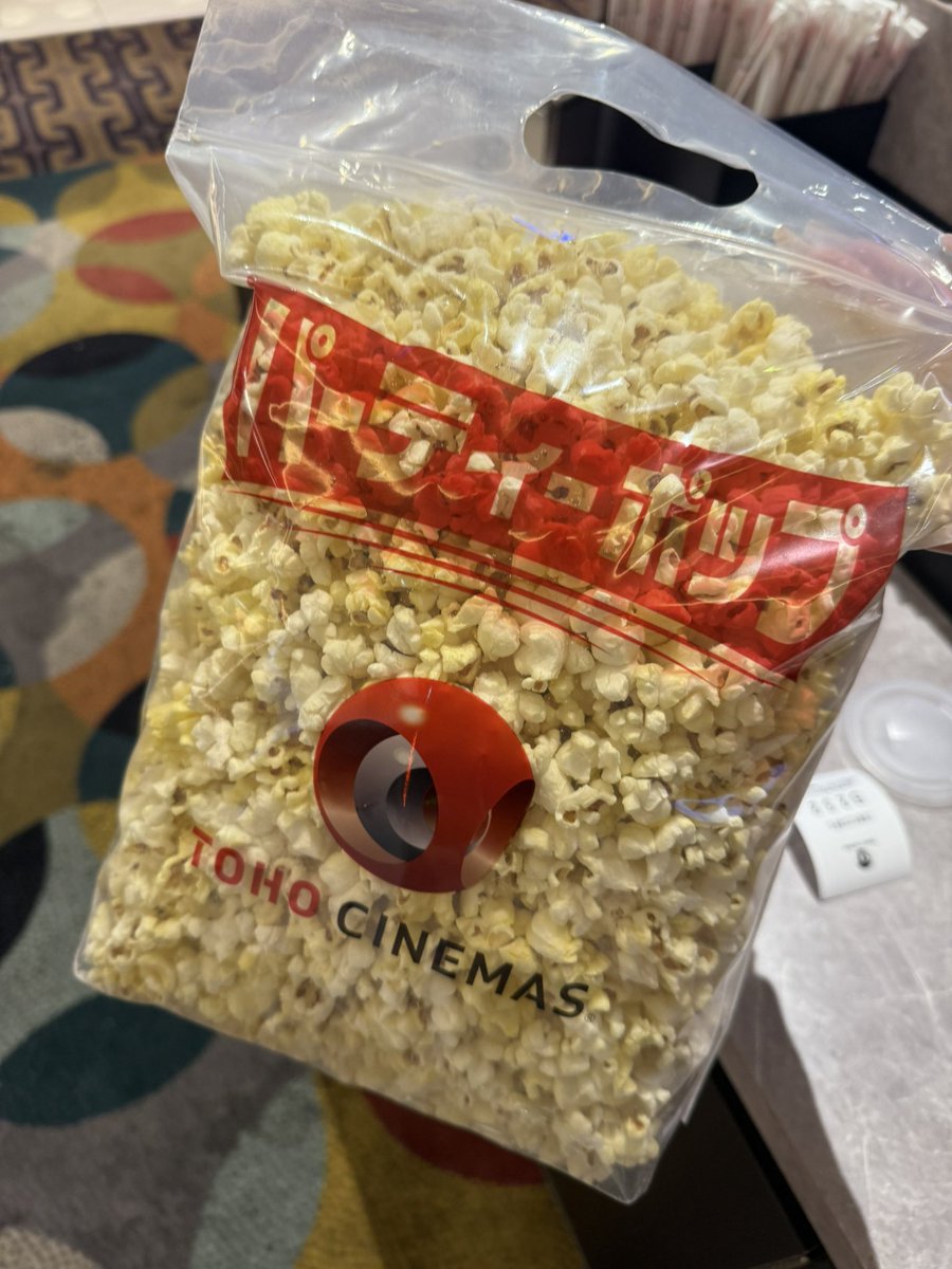 Twnlll's tweet photo. トーホーシネマズのポップコーンおいしすぎるバターオイルに危ないもんでも入ってんのか❔ https://t.co/PRHxQaplEy