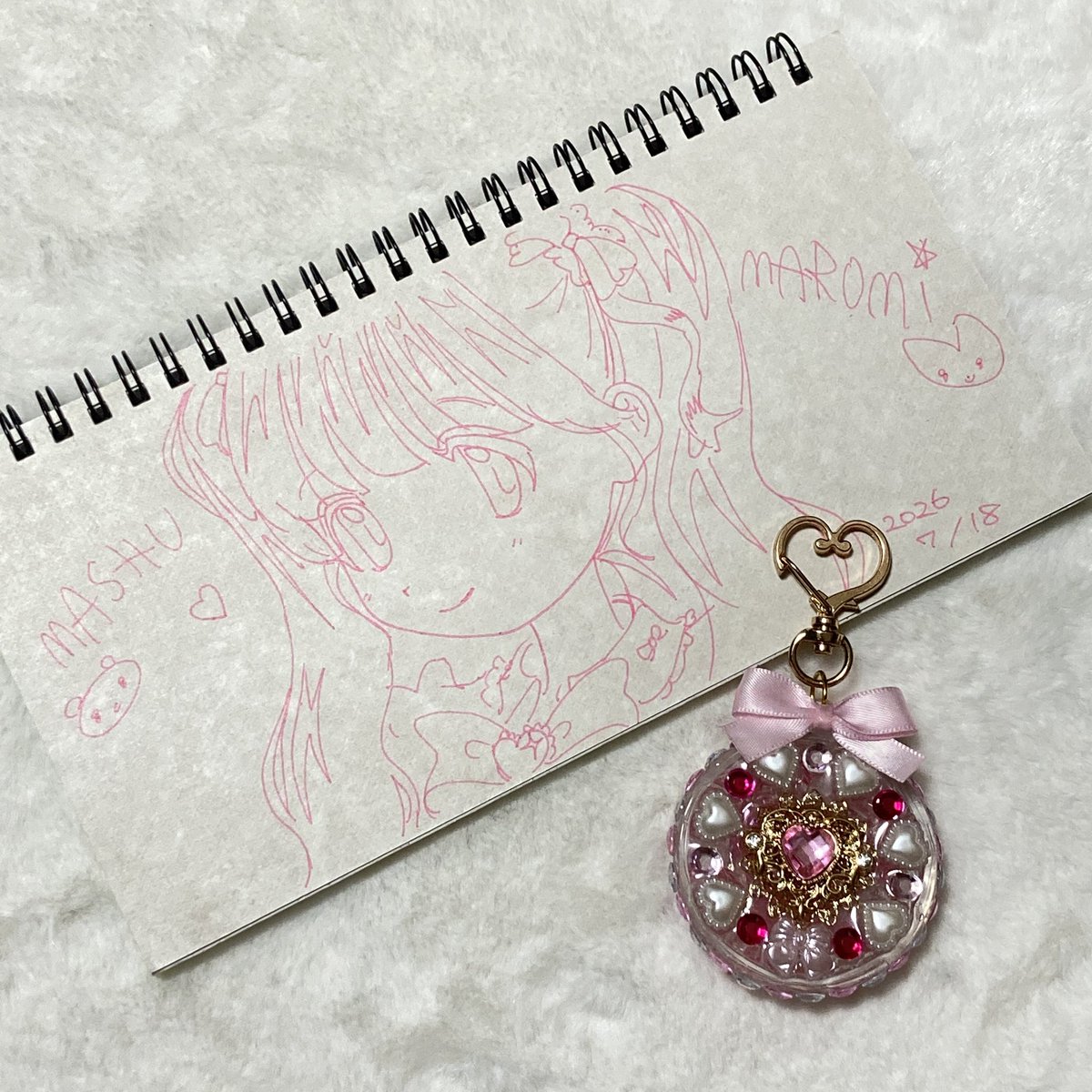 bell_oldroses's tweet photo. 先日マシュマロ美さん(@Mashumaromi333 )のノート作りWSで描いていただいたツインテール女子があまりに可愛すぎたので、許可頂いてこの子に似合いそうな変身コンパクト風キーホルダーを作ってみました🎀

展示も可愛くて久々に創作する元気を貰いました🌻仕事と創作を両立する体力を付けたい…！ https://t.co/SbNVo2V3xt