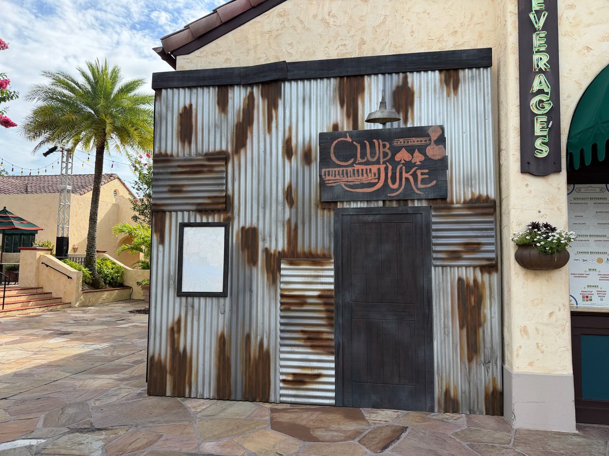 insideuniversal's tweet photo. Club Juke food booth has been set up in the Cafe La Bamba courtyard. @HorrorNightsORL #HHN35 https://t.co/vwwNFbeDiA