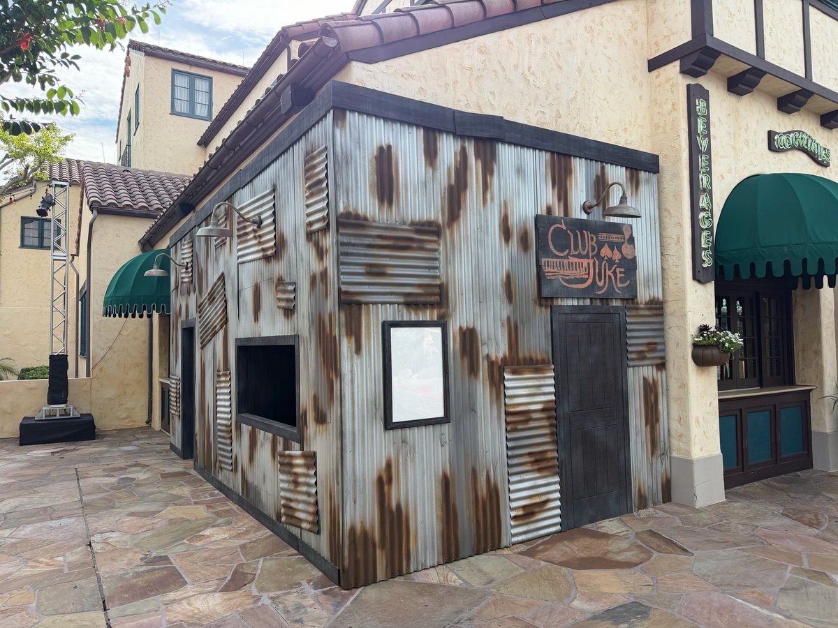 insideuniversal's tweet photo. Club Juke food booth has been set up in the Cafe La Bamba courtyard. @HorrorNightsORL #HHN35 https://t.co/vwwNFbeDiA
