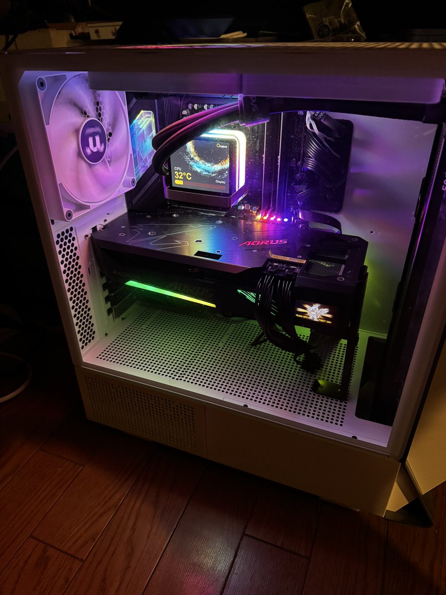 himana_gorira's tweet photo. CPU:AMD Ryzen9 9950X3D
メモリ:PNY DDR5-6000 32GB
M/B:MAXSUN MS-iCraft B850 AIGA
SSD1:サムスン 990Pro 1TB
SSD2: fanxiang 1TB
HDD:HGST 10TB
GPU:AMD Radeon RX6800XT AORUS MASTER TYPE C 16GB
ケース:Thermaltake Ceres 300
電源:ドスパラ 1000W Gold
#お前らのPCスペック晒していけ
#自作PC https://t.co/YWWXcMlID4