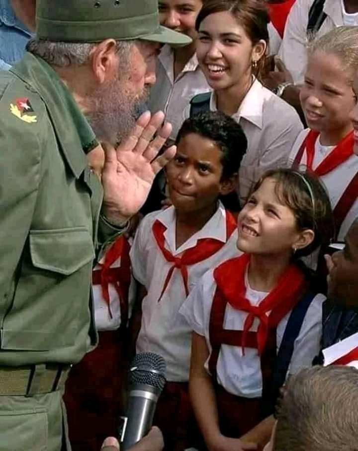 CubacooperaBel's tweet photo. #FidelPorSiempre :“Y en eso es en lo que más debemos pensar: en los niños de hoy, que son el pueblo de mañana.  Hay que cuidarlos y velar por ellos como los pilares con que se funda una obra verdaderamente hermosa y verdaderamente útil”. #100AñosConFidel https://t.co/mqfWESzXjT