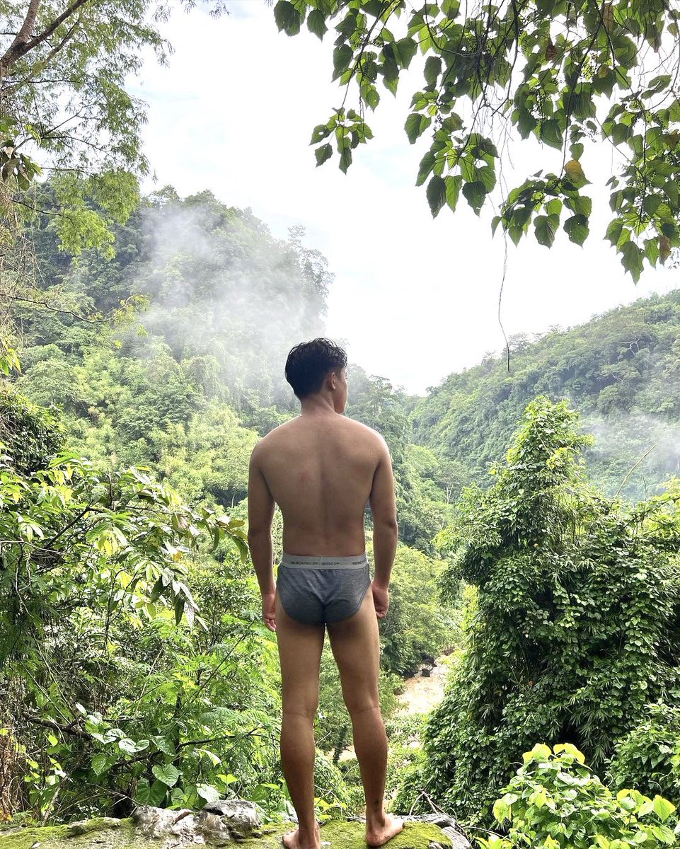 hype_boyss's tweet photo. Habis main di hutan sama bf sekalian foto soalnya pemandangannya bagus https://t.co/dMhfS38ALu
