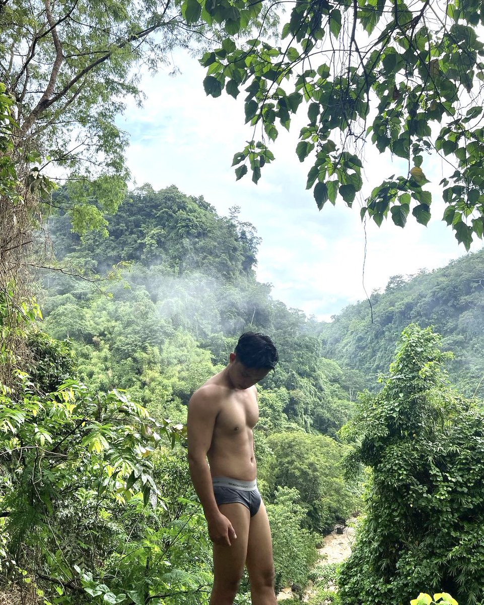 hype_boyss's tweet photo. Habis main di hutan sama bf sekalian foto soalnya pemandangannya bagus https://t.co/dMhfS38ALu