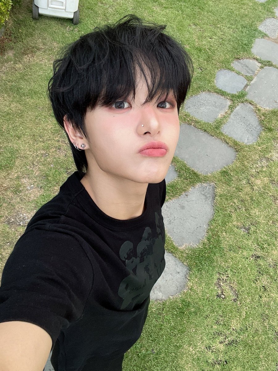 jjjjwangging's tweet photo. 진짜다신안나올레전드셀카이고
이건신이정해준거고아무도못바꿈 https://t.co/Q6fNjKp0ZW