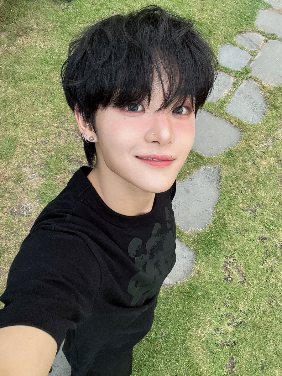 jjjjwangging's tweet photo. 진짜다신안나올레전드셀카이고
이건신이정해준거고아무도못바꿈 https://t.co/Q6fNjKp0ZW