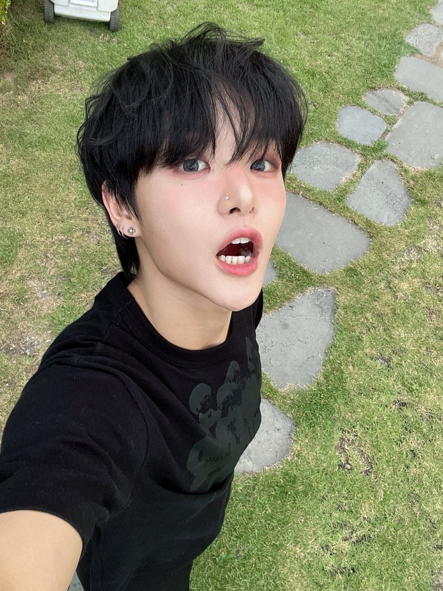 jjjjwangging's tweet photo. 진짜다신안나올레전드셀카이고
이건신이정해준거고아무도못바꿈 https://t.co/Q6fNjKp0ZW