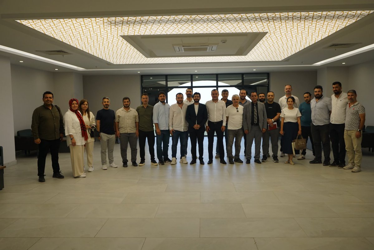 tmmobjmo's tweet photo. MERKEZE BAĞLI İL TEMSİLCİLİKLERİMİZDE TEMAYÜL YOKLAMALARI GERÇEKLEŞTİRİLDİ

Odamızın Merkeze bağlı İl Temsilciliklerinde yürüttüğümüz temayül yoklamaları kapsamında Elazığ ve Malatya`da meslektaşlarımızla bir araya gelinerek görüş ve değerlendirmeleri alındı.

Gerçekleştirilen toplantılarda meslektaşlarımızın önerileri, beklentileri ve değerlendirmeleri dinlenirken, Odamızın önümüzdeki döneme ilişkin çalışmaları hakkında da karşılıklı fikir alışverişinde bulunuldu.

Temayül yoklamalarının yürütülmesinde emek ve katkı sunan Elazığ İl Temsilcimiz Burhan Daş`a, Malatya İl Temsilcimiz Mehmet Yunus Gülmez`e ve temsilciliklerimizde görev yapan tüm çalışma arkadaşlarımıza özverili emekleri ve samimi misafirperverlikleri için teşekkür ederiz.

Ayrıca, önceki dönem Malatya İl Temsilcimiz ve halen Yeşilyurt Belediye Başkan Yardımcısı olarak görev yapan Erkan Özgür`e süreç boyunca verdiği değerli destek ve katkılarından dolayı teşekkür ediyor, çalışmalarında başarılar diliyoruz.

Meslektaşlarımızın görüş ve katkılarıyla, Odamızın demokratik, katılımcı ve ortak akla dayalı çalışma anlayışını güçlendirmeye devam edeceğiz.

TMMOB Jeoloji Mühendisleri Odası
Yönetim Kurulu

https://t.co/ZC1YFQkKJd
