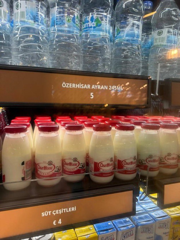 frekanstr_'s tweet photo. İstanbul Havalimanı'nda satılan bazı ürünlerin fiyatları:

➖️Küçük ayran: 273 TL 
➖️Bir adet muz: 192 TL 
➖Küçük şişe su: 165 TL https://t.co/qhbcjRvx4x