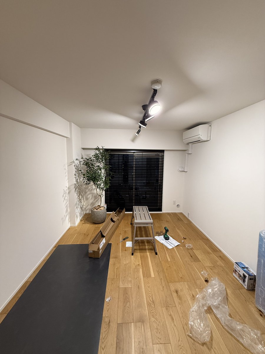 eiseiumeki's tweet photo. 仕事部屋ができた。
明日は徹夜作業になりそう。 https://t.co/H5nlfSaBhL