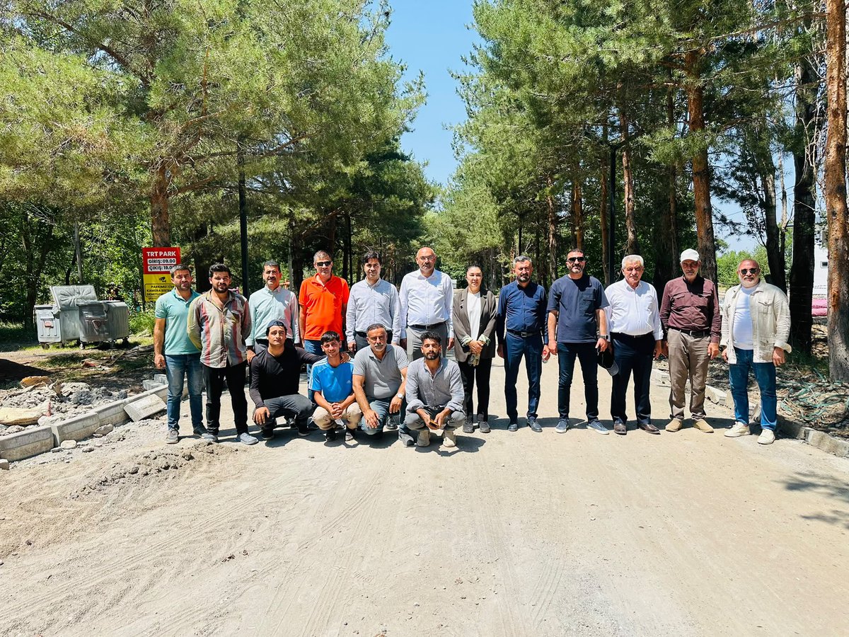 Dtilhamiyildiz's tweet photo. 📍 TRT Park Mesire Alanı Projesi

Milletvekilimiz Sayın Ruken Kilerci ile birlikte yapımı hızla devam eden TRT Park Mesire Alanı Projesinde incelemelerde bulunarak çalışmaların son durumu hakkında yetkililerden bilgi aldık.

Yaklaşık 100 dekar alanda hayata geçirilen bu önemli proje; yürüyüş ve bisiklet yolları, çocuk oyun alanları, gölet, spor sahaları, kır lokantası, türkü evi ve sosyal yaşam alanlarıyla Ağrı’mıza nefes aldıracak yeni bir buluşma noktası olacak.

Her yaştan vatandaşımızın huzurla vakit geçirebileceği, sosyal yaşamı güçlendirecek bu değerli yatırımın şehrimize hayırlı olmasını diliyor; projenin hayata geçirilmesinde emeği bulunan tüm kurumlarımıza ve çalışanlarımıza teşekkür ediyoruz.

Durmadan çalışıyor, Ağrı’mız için üretmeye devam ediyoruz. 🇹🇷