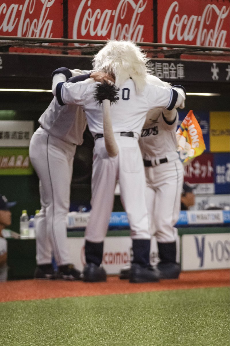 Lions_taku04's tweet photo. レオとライナと村田君の儀式🦁 https://t.co/5yrfZk3gUx