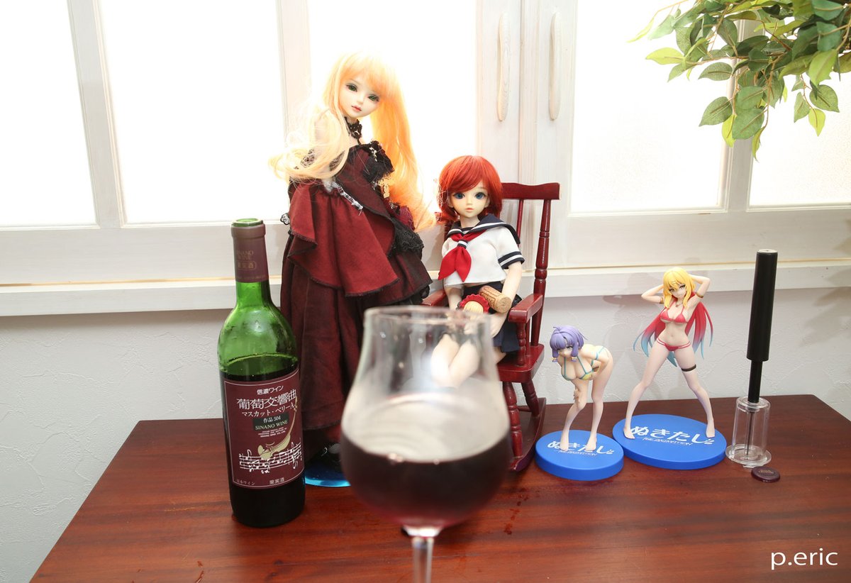 syararaeric's tweet photo. 遅いけど、やっと一息。。。
なので晩酌じゃぁ～🍷
このワインは、クラッシックを聴かせてつくったワインとの事。日本ワインなら、演歌もありかも？と言いたいけど、ボルドーとは違い軽いから、どーせならシティーポップを聴かせた方がいいかも？と思った(笑) https://t.co/qPsBiLTJyh