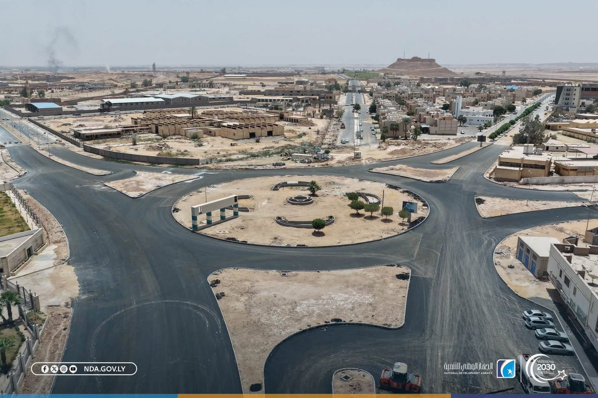 NDA_Libya's tweet photo. #سبها | شارع جمال عبد الناصر يواصل التحول إلى أحد أكبر المحاور الحضرية بالمدينة

تتواصل أعمال رصف الطبقة الإسفلتية الأولى ضمن مشروع تهيئة وتطوير شارع جمال عبد الناصر بمدينة سبها، الممتد من جزيرة قصر فزان إلى جزيرة طارق بن زياد، في إطار تنفيذ أحد أبرز مشاريع البنية التحتية بالمدينة.

ويشمل المشروع تنفيذ طريق بطول يزيد على 3 كيلومترات، وبعرض 24 مترًا، يضم 8 حارات مرورية، وفق أعلى المواصفات الفنية والهندسية، بما يسهم في تعزيز انسيابية الحركة المرورية، والارتقاء بالمشهد الحضري لمدينة سبها.

#الجهاز_الوطني_للتنمية
#تنمية_بناء_مستقبل
#رؤية_ليبيا_2030