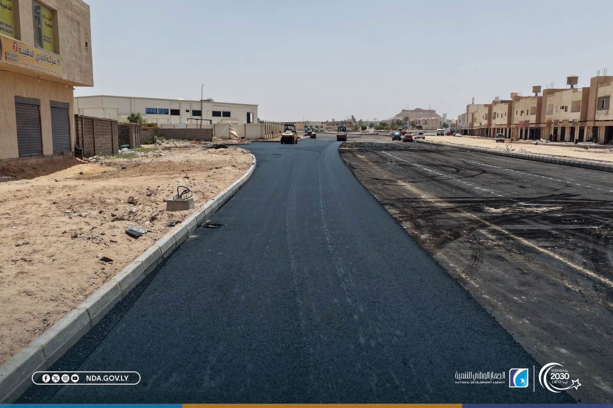 NDA_Libya's tweet photo. #سبها | شارع جمال عبد الناصر يواصل التحول إلى أحد أكبر المحاور الحضرية بالمدينة

تتواصل أعمال رصف الطبقة الإسفلتية الأولى ضمن مشروع تهيئة وتطوير شارع جمال عبد الناصر بمدينة سبها، الممتد من جزيرة قصر فزان إلى جزيرة طارق بن زياد، في إطار تنفيذ أحد أبرز مشاريع البنية التحتية بالمدينة.

ويشمل المشروع تنفيذ طريق بطول يزيد على 3 كيلومترات، وبعرض 24 مترًا، يضم 8 حارات مرورية، وفق أعلى المواصفات الفنية والهندسية، بما يسهم في تعزيز انسيابية الحركة المرورية، والارتقاء بالمشهد الحضري لمدينة سبها.

#الجهاز_الوطني_للتنمية
#تنمية_بناء_مستقبل
#رؤية_ليبيا_2030