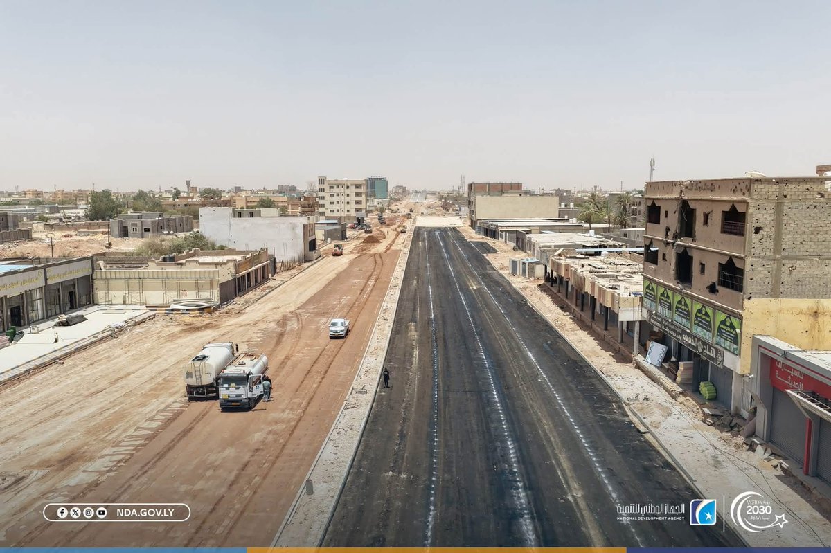NDA_Libya's tweet photo. #سبها | شارع جمال عبد الناصر يواصل التحول إلى أحد أكبر المحاور الحضرية بالمدينة

تتواصل أعمال رصف الطبقة الإسفلتية الأولى ضمن مشروع تهيئة وتطوير شارع جمال عبد الناصر بمدينة سبها، الممتد من جزيرة قصر فزان إلى جزيرة طارق بن زياد، في إطار تنفيذ أحد أبرز مشاريع البنية التحتية بالمدينة.

ويشمل المشروع تنفيذ طريق بطول يزيد على 3 كيلومترات، وبعرض 24 مترًا، يضم 8 حارات مرورية، وفق أعلى المواصفات الفنية والهندسية، بما يسهم في تعزيز انسيابية الحركة المرورية، والارتقاء بالمشهد الحضري لمدينة سبها.

#الجهاز_الوطني_للتنمية
#تنمية_بناء_مستقبل
#رؤية_ليبيا_2030