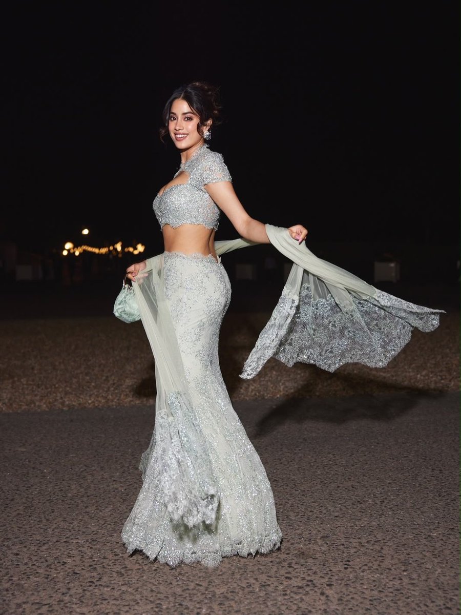 indiaforums's tweet photo. Janhvi Kapoor once again proved why she's a true fashion icon as she stepped out in a breathtaking silver mermaid lehenga.
📸 @manishmalhotra05
.
.
.
#JanhviKapoor #Bollywood #LehengaLove #EthnicFashion #BacklessBlouse https://t.co/5TmULXvNl4