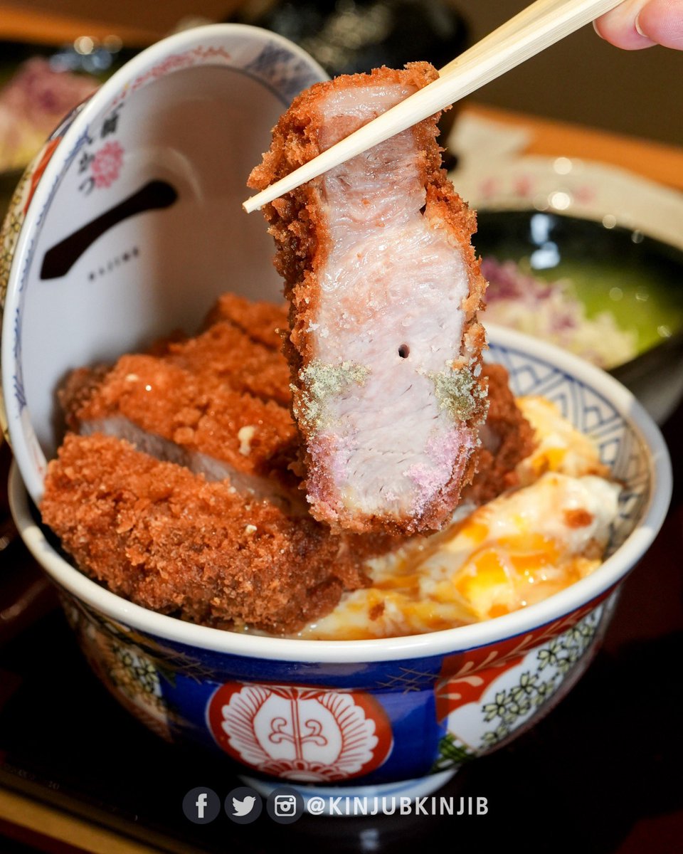 kinjubkinjib's tweet photo. 🐷ตอนนี้คิวที่ Central World ล้นทะลักมาก หลังจากทงคัตสึตัวท็อปจากโตเกียวอย่าง Tonkatsu HAJIME มาเปิดที่นี่! ร้านทงคัตสึระดับตำนานจากย่าน Nihombashi ที่ต้องรอคิวกัน 2–3 ชม. มาไทยคิวแน่นไม่แพ้กัน!!

📣ใครเป็นสายทงคัตสึ แนะนำให้มาโดน ก่อนจะแมาไปมากกว่านี้!
@aroii #อร่อยบอกต่อ https://t.co/ZHBkeIOg4F