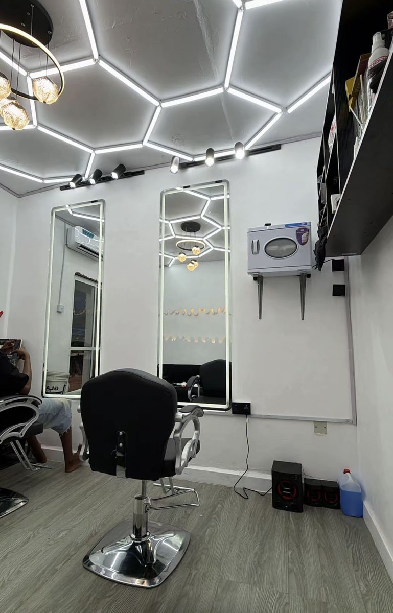 hoodlord_6's tweet photo. Four months of saving … I finally opened my first barbing shop

 Congratulations to me! 💈❤️ https://t.co/mXJASFJoGk