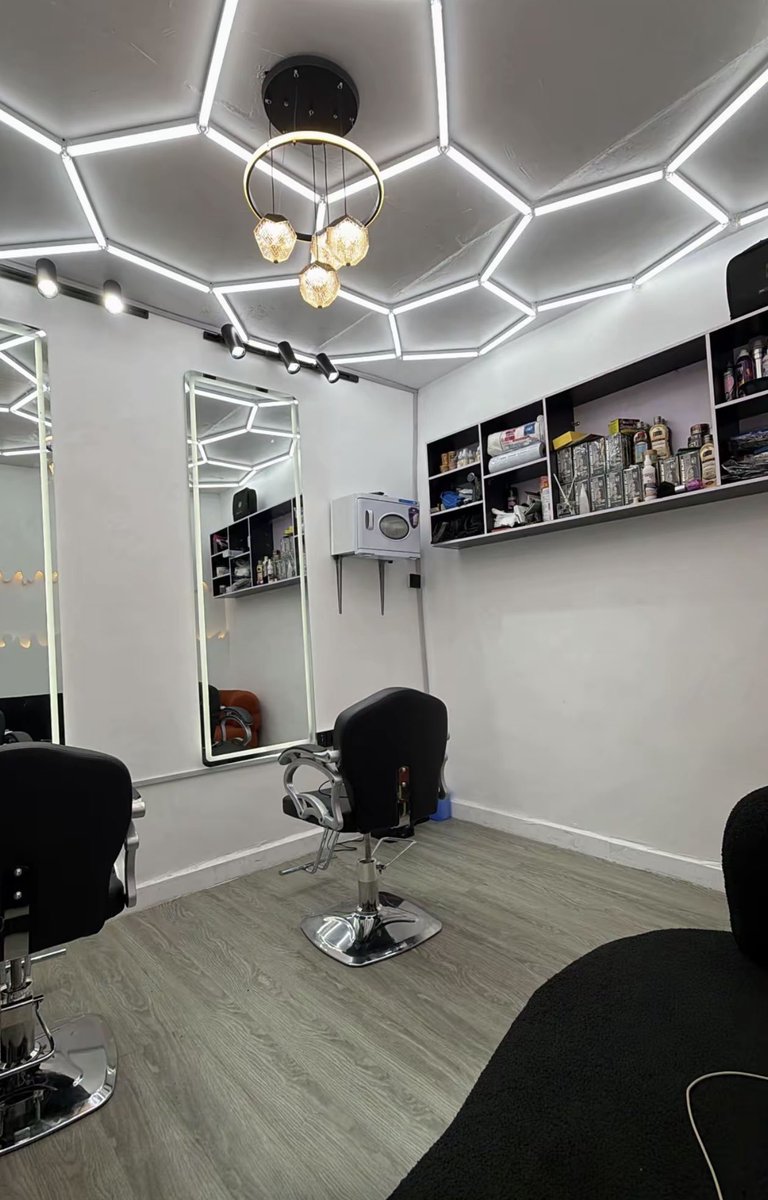 hoodlord_6's tweet photo. Four months of saving … I finally opened my first barbing shop

 Congratulations to me! 💈❤️ https://t.co/mXJASFJoGk