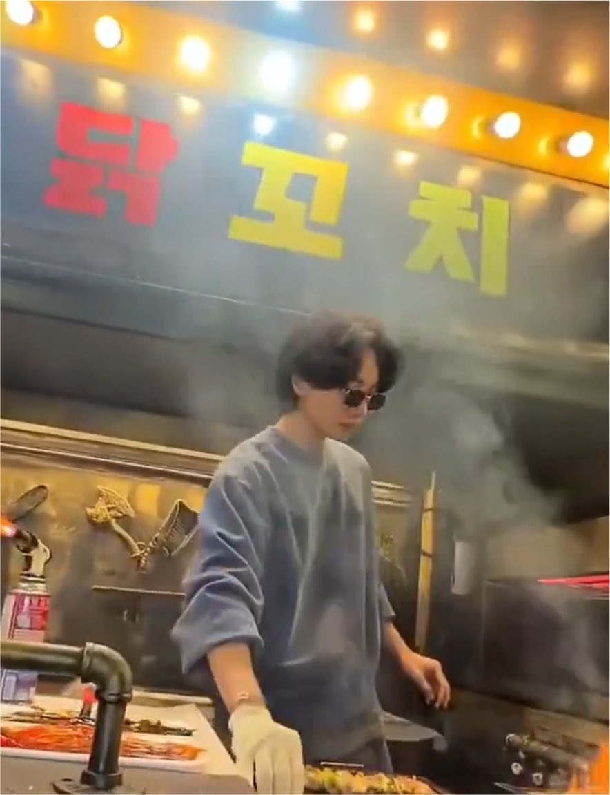 14xxyn's tweet photo. 하 존나 귀티나게 생겼는데 또 
코리아 쌈마이 황당하게 잘어울리는
신기한 남자 https://t.co/bxJRrG10G2