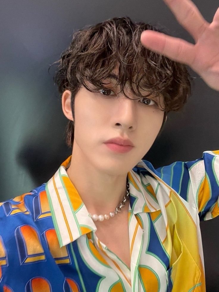 iKON11hanbin's tweet photo. UP🐥 vs DOWN🐥 https://t.co/VbwNHEN3TX