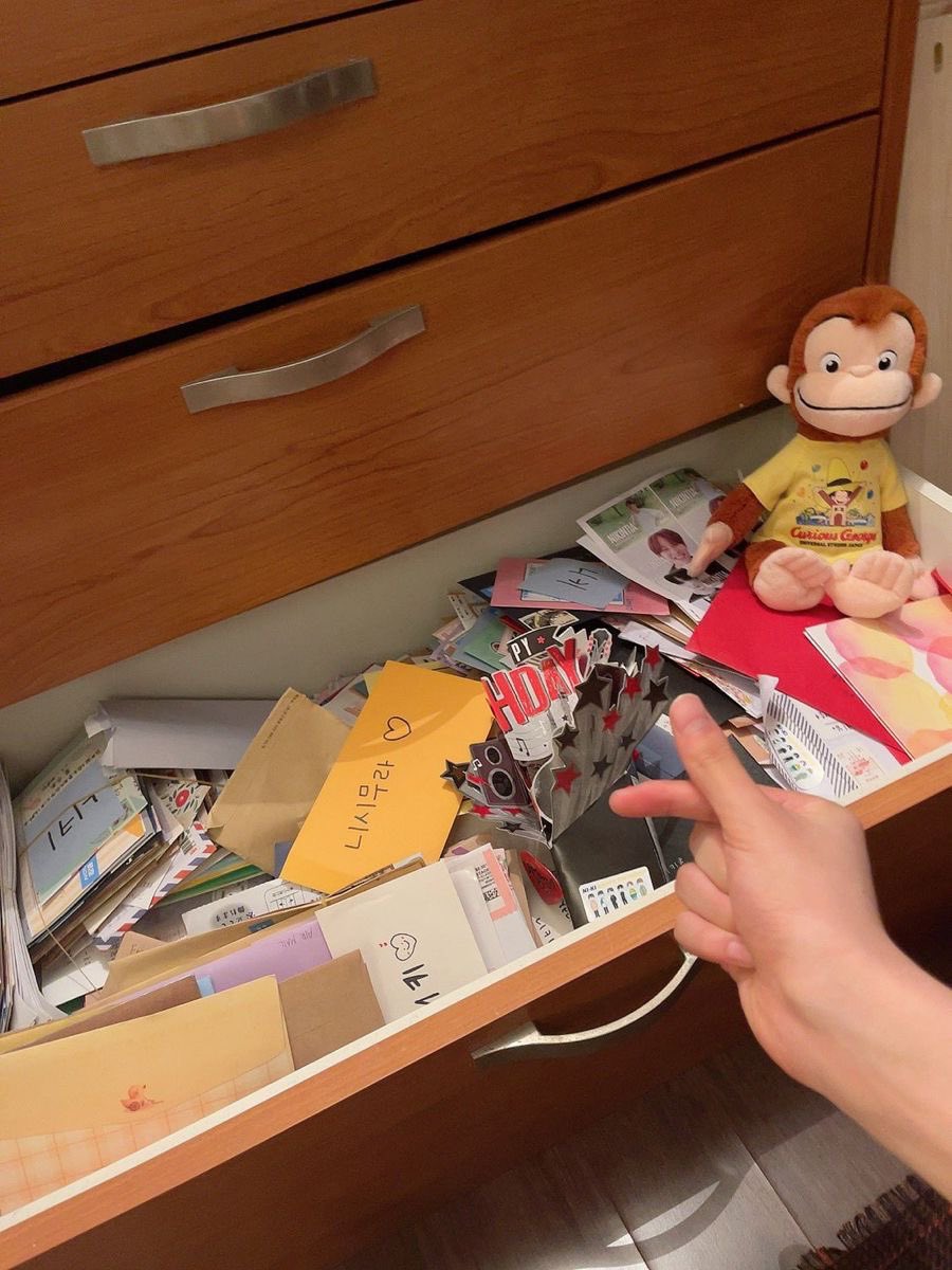 penghonie's tweet photo. throwback to when riki used to collect engenes letters and read them with his little monkey plushie  (⁠╥⁠﹏⁠╥⁠) https://t.co/BfNf8Hhjhp