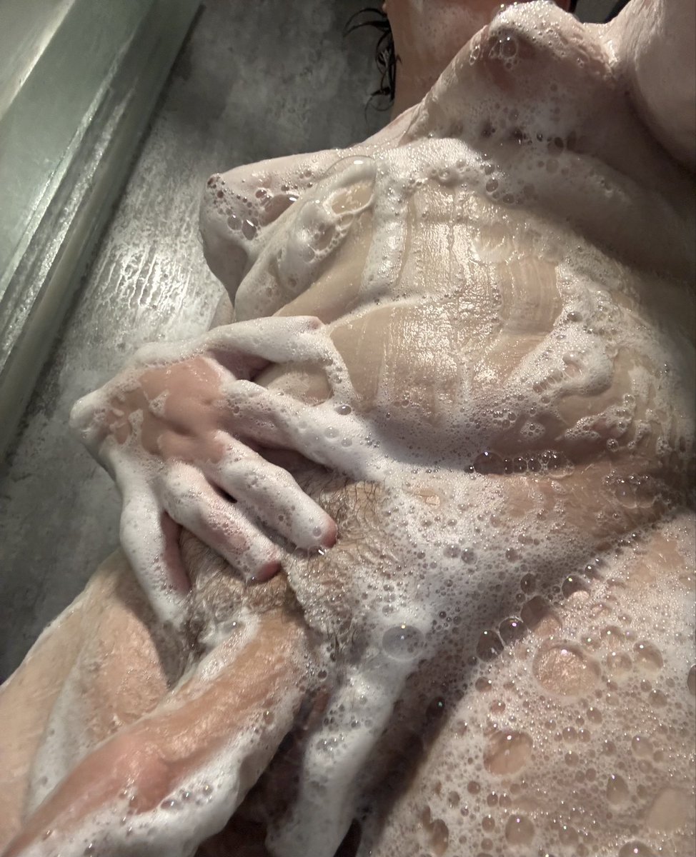 Sharkfrot's tweet photo. naked_aspen_in_shower.png https://t.co/MCqnibL2lS