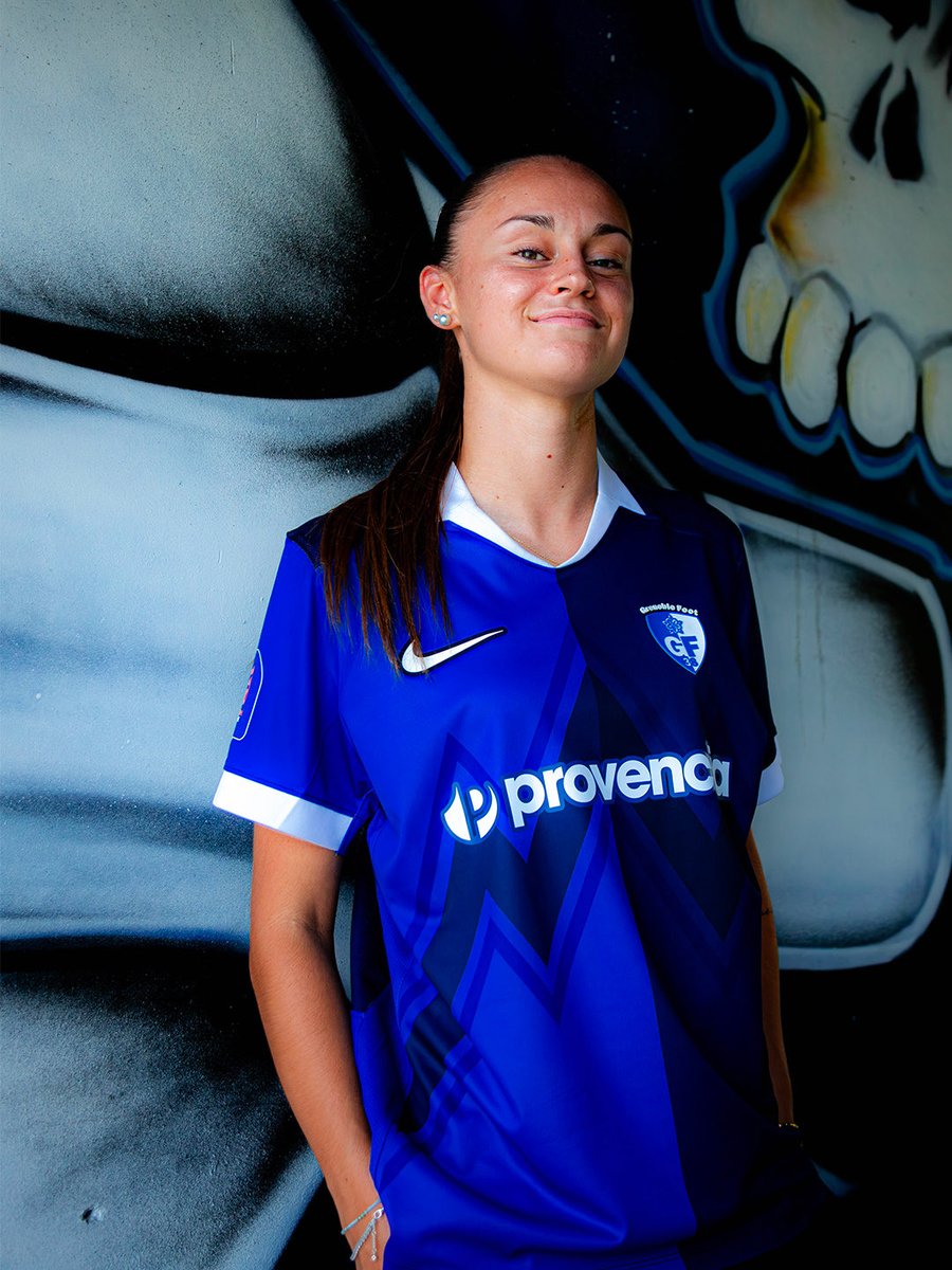 GF38_Officiel's tweet photo. La défenseuse centrale Sophie Pin, âgée de 20 ans, est Grenobloise ! 💙

MFC ➡️ GF38

#GF38 https://t.co/Kme9d4cIUQ
