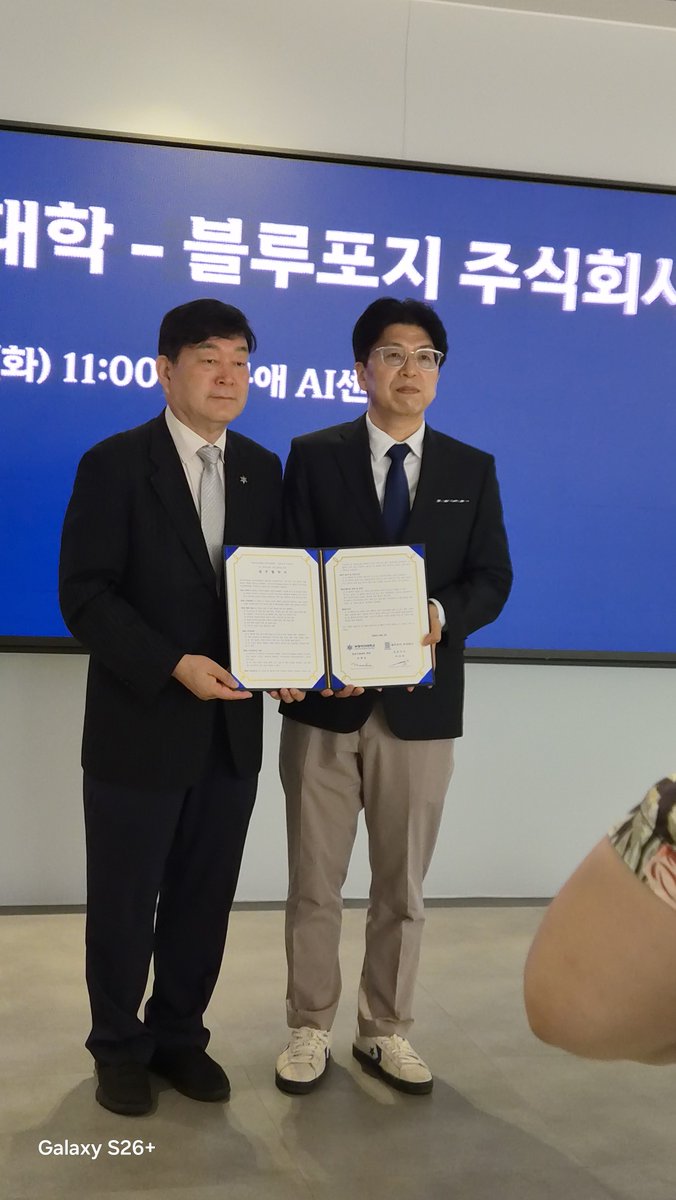 4irtop's tweet photo. 숙명여대, 대학 최초 바이브코딩 교육 도입‧확산: 
숙명여대 한류국제대학-블루포지(주), 바이브코딩 교육 협력 업무협약(MOU) 체결
● AI 앱빌더 ‘바나나부츠’ 활용한 정규 및 비교과 교육과정 구축
● K-컬처와 AI·디지털 기술 융합을 통한 실무형 글로벌 인재 양성 가속화
https://t.co/MjudPnE4tx https://t.co/EzJgdNjZqF