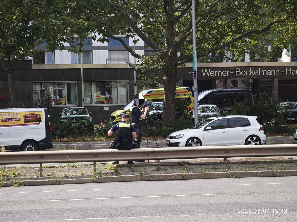 Nocciolinchen's tweet photo. Die jährliche halbstündige #Geschwindigkeitskontrolle auf der #Raserstrecke #Bundesallee findet statt. ✔️
#Autoterror 365/24
#motorisierteGewalt
Verkehrsgewalt hat System❗
#IrishatVerstaendnis
Danke @spdfraktionbln @SteffenKrach für diese @Innensenatorin @IrisSpranger 🤝🏻 https://t.co/cZvmik9PGG