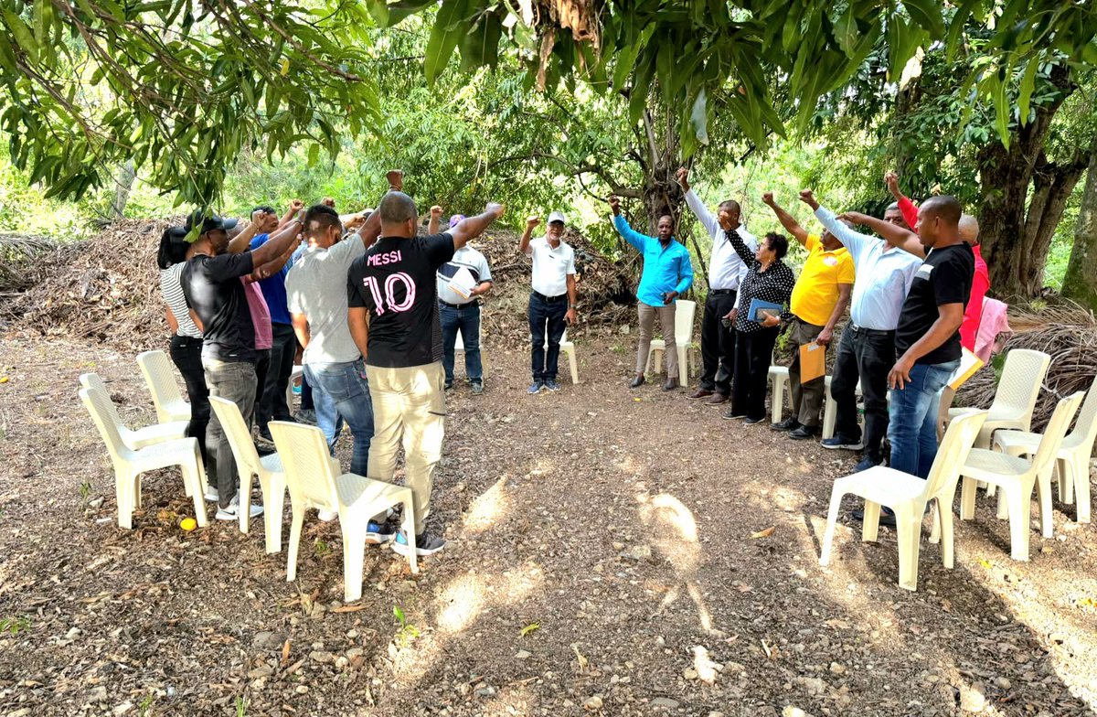 PLDenlinea's tweet photo. #DelPartidoPLD | Nueve dirigentes regresan al #PLD en el municipio de El Cercado, municipio El Cercado, Provincia San Juan.

AMPLIAR: https://t.co/ugHxtVcUS4 https://t.co/PUG5Tp36TY