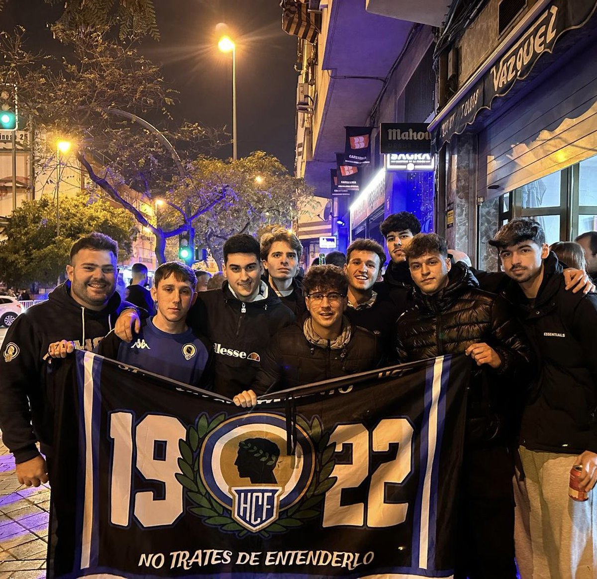 Sector1922HCF's tweet photo. Este es nuestro grupo, nuestra familia…

Cada previa, cada comida, cada viaje, cada risa y cada partido forman parte de nosotros. Donde juegue el Hércules, allí estaremos.

1/2 ➡️ https://t.co/jFkaeKDiZS