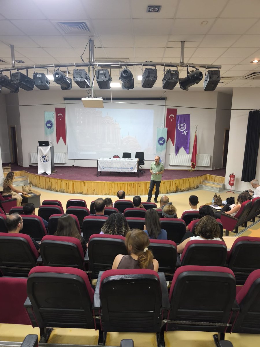 SesVanSubesi's tweet photo. Bugün de Yüzüncü Yıl Üniversitesi Dursun Odabaş Tıp Merkezi’nde çalışmalarımıza kaldığımız yerden devam ettik.

Genel Merkez Eş Başkanımız M. Sıddık Akın, Genel Merkez Hukuk Sekreterimiz Salih Erbaş, Genel Merkez avukatlarımız Linda Sevinç Hocaoğulları ve Çiğdem Kozan ile Tüm Bel-Sen Toplu Sözleşme Uzmanı Evren Ergin’in katılımıyla sağlık emekçileriyle bir araya geldik.

Toplantımızda, yakın zamanda gerçekleştirilecek Kurum İdari Kurulu (KİK) toplantısı öncesinde Genel Merkez Eş Başkanımız M. Sıddık Akın değerlendirmelerde bulundu. Ardından, sahada yürütülen anket çalışmasının ortaya koyduğu başlıca sorun alanları ve talepler katılımcılarla paylaşıldı, sağlık emekçilerinin görüş ve önerileri dinlenerek karşılıklı değerlendirmelerde bulunuldu.

Sağlık emekçilerinin sesi olmaya, sorunları birlikte tespit edip çözüm için ortak mücadeleyi büyütmeye devam edeceğiz.

#SES #KESK #SağlıkEmekçileri #YYÜ #DursunOdabaşTıpMerkezi #KİK #BirlikteMücadele 
@sesgenelmerkezi