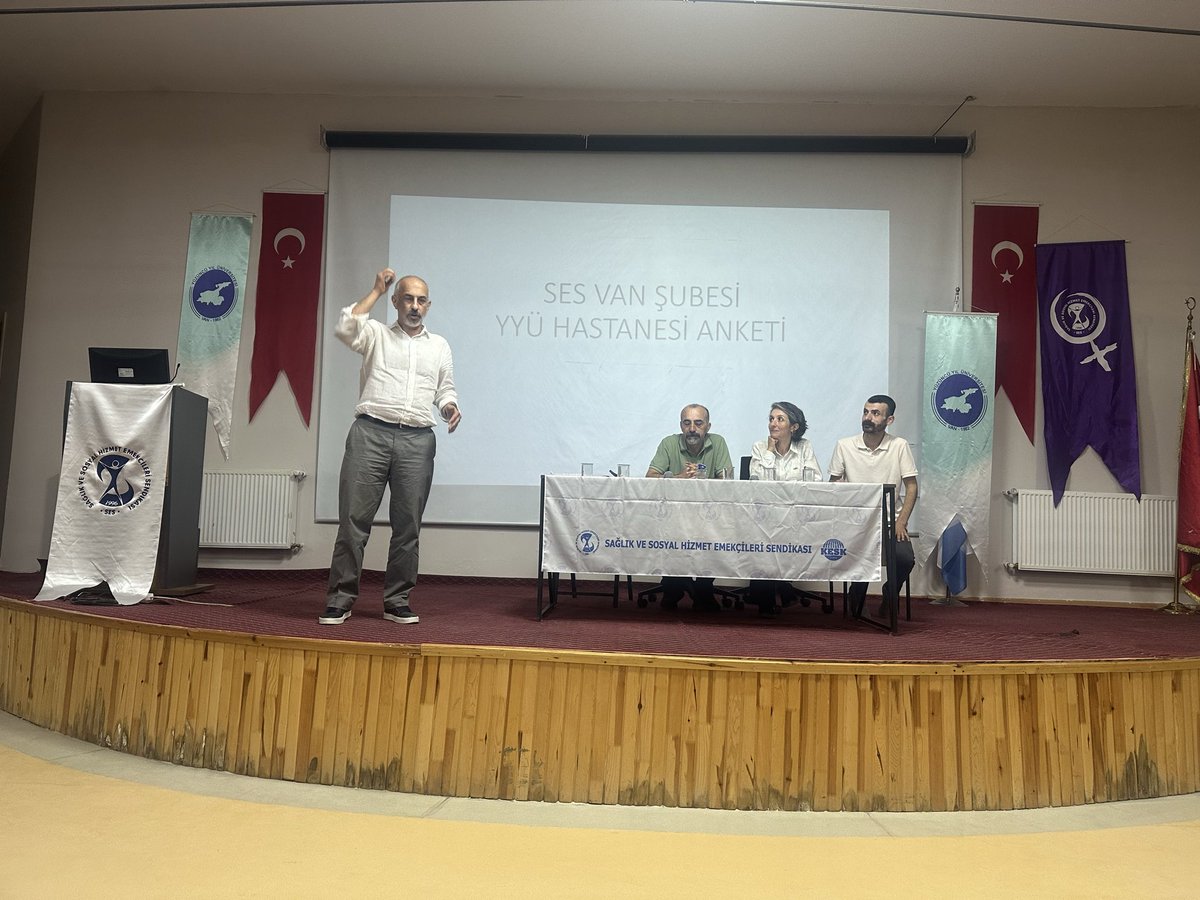SesVanSubesi's tweet photo. Bugün de Yüzüncü Yıl Üniversitesi Dursun Odabaş Tıp Merkezi’nde çalışmalarımıza kaldığımız yerden devam ettik.

Genel Merkez Eş Başkanımız M. Sıddık Akın, Genel Merkez Hukuk Sekreterimiz Salih Erbaş, Genel Merkez avukatlarımız Linda Sevinç Hocaoğulları ve Çiğdem Kozan ile Tüm Bel-Sen Toplu Sözleşme Uzmanı Evren Ergin’in katılımıyla sağlık emekçileriyle bir araya geldik.

Toplantımızda, yakın zamanda gerçekleştirilecek Kurum İdari Kurulu (KİK) toplantısı öncesinde Genel Merkez Eş Başkanımız M. Sıddık Akın değerlendirmelerde bulundu. Ardından, sahada yürütülen anket çalışmasının ortaya koyduğu başlıca sorun alanları ve talepler katılımcılarla paylaşıldı, sağlık emekçilerinin görüş ve önerileri dinlenerek karşılıklı değerlendirmelerde bulunuldu.

Sağlık emekçilerinin sesi olmaya, sorunları birlikte tespit edip çözüm için ortak mücadeleyi büyütmeye devam edeceğiz.

#SES #KESK #SağlıkEmekçileri #YYÜ #DursunOdabaşTıpMerkezi #KİK #BirlikteMücadele 
@sesgenelmerkezi