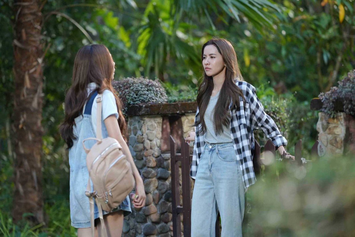 WEED_ENT's tweet photo. น้ำหนึ่ง" ถึงเวลาต้องเลือก! หัวใจหรือบุญคุณ ใน "โซ่รักอัคนี" EP.5
 
#โซ่รักอัคนี #น้ำหนึ่งเนย #NamneungNoey
#4Elements #บ้านวาทินวณิช
#NorthStarEntertainment
#Ch7HD #iQIYI

เรื่องราวเข้มข้นขึ้นทุกสัปดาห์ สำหรับ “โซ่รักอัคนี” ซีรีส์ GL กระแสแรง ที่แฟนๆ ต่างชื่นชมทุกองค์ประกอบของเรื่อง โดยเฉพาะฝีมือการแสดงของ น้ำหนึ่ง-มิลิญ วาทินธนะกิจ และ เนย-กานต์ธีรา วัชรทัศนกุล ที่เคมีเข้ากันจนคนดูอินไม่หยุด ส่งให้ซีรีส์ครองเรตติ้งสูงสุดของซีรีส์ GL ได้อย่างต่อเนื่องทุกสัปดาห์

ความเข้มข้นของ “โซ่รักอัคนี” EP.5 หลังกลับจากเกาะ กะเพรากลายเป็นเป้าระบายอารมณ์ของภาณี ที่ลงโทษเธอเพราะเชื่อว่าเป็นต้นเหตุให้ไฟต้องลำบาก แต่เบื้องหลังความปากร้าย ไฟกลับแอบมาช่วยกะเพรา พร้อมเผยความจริงว่าตลอดหลายปีที่ผ่านมา คนที่คอยช่วยเธอในยามถูกลงโทษก็คือไฟ ความสัมพันธ์ของทั้งคู่จึงเริ่มเปลี่ยนไปทีละน้อย แม้จะยังคงปะทะคารมกันเหมือนเดิมก็ตาม
 
เมื่อรู้ว่ากะเพรามี “พี่จ๋า” อยู่ในใจ ไฟยิ่งกระวนกระวายโดยไม่เข้าใจความรู้สึกของตัวเอง ทั้งที่ความจริง “พี่จ๋า” คนนั้นก็คือตัวไฟในวัยเด็กที่กะเพราไม่เคยลืมเลือน แม้จะยังไม่มีใครกล้าพูดความจริงออกมา ขณะเดียวกัน ไฟพยายามทำดีกับกะเพราตามคำแนะนำของลม ทั้งสองได้ใช้เวลาร่วมกันอย่างมีความสุข และเปิดใจพูดถึงครอบครัว จนความรู้สึกดีๆ เริ่มชัดเจนขึ้นกว่าเดิม
 
แต่ในขณะที่หัวใจของไฟกำลังเริ่มเลือกคำตอบ นทกลับประกาศตรงๆ ว่าจะไม่ยอมเสียกะเพราให้ใคร พร้อมขอให้ไฟถอยออกมา หากไม่ได้คิดจริงจังกับเธอ ขณะเดียวกัน ภาณีก็บังคับให้ไฟรับปากว่าจะไม่ทำให้ตนผิดหวัง ทำให้ไฟต้องเผชิญกับทางเลือกครั้งสำคัญ ระหว่างความรักที่กำลังก่อตัว กับบุญคุณของคนที่เลี้ยงดูไฟมาทั้งชีวิต

ห้ามพลาด “โซ่รักอัคนี” EP.5 วันเสาร์ที่ 8 สิงหาคม เวลา 20.30 น. ทาง ช่อง 7HD และรับชมออนไลน์เวอร์ชัน UNCUT เวลา 21.30 น. ผ่านแอป iQIYI และเว็บไซต์ https://t.co/2qyz919dS0 เท่านั้น

ติดตามข้อมูลข่าวสารเพิ่มเติมของเมกะโปรเจกต์ซีรีส์ 4 Elements บ้านวาทินวณิช ได้ทุกช่องทางโซเชียลมีเดีย Facebook / Instagram / TikTok / X : 4elementsgl