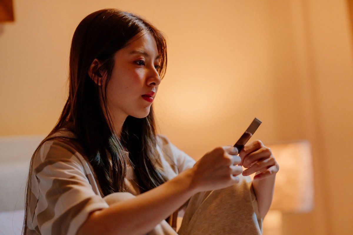 WEED_ENT's tweet photo. น้ำหนึ่ง" ถึงเวลาต้องเลือก! หัวใจหรือบุญคุณ ใน "โซ่รักอัคนี" EP.5
 
#โซ่รักอัคนี #น้ำหนึ่งเนย #NamneungNoey
#4Elements #บ้านวาทินวณิช
#NorthStarEntertainment
#Ch7HD #iQIYI

เรื่องราวเข้มข้นขึ้นทุกสัปดาห์ สำหรับ “โซ่รักอัคนี” ซีรีส์ GL กระแสแรง ที่แฟนๆ ต่างชื่นชมทุกองค์ประกอบของเรื่อง โดยเฉพาะฝีมือการแสดงของ น้ำหนึ่ง-มิลิญ วาทินธนะกิจ และ เนย-กานต์ธีรา วัชรทัศนกุล ที่เคมีเข้ากันจนคนดูอินไม่หยุด ส่งให้ซีรีส์ครองเรตติ้งสูงสุดของซีรีส์ GL ได้อย่างต่อเนื่องทุกสัปดาห์

ความเข้มข้นของ “โซ่รักอัคนี” EP.5 หลังกลับจากเกาะ กะเพรากลายเป็นเป้าระบายอารมณ์ของภาณี ที่ลงโทษเธอเพราะเชื่อว่าเป็นต้นเหตุให้ไฟต้องลำบาก แต่เบื้องหลังความปากร้าย ไฟกลับแอบมาช่วยกะเพรา พร้อมเผยความจริงว่าตลอดหลายปีที่ผ่านมา คนที่คอยช่วยเธอในยามถูกลงโทษก็คือไฟ ความสัมพันธ์ของทั้งคู่จึงเริ่มเปลี่ยนไปทีละน้อย แม้จะยังคงปะทะคารมกันเหมือนเดิมก็ตาม
 
เมื่อรู้ว่ากะเพรามี “พี่จ๋า” อยู่ในใจ ไฟยิ่งกระวนกระวายโดยไม่เข้าใจความรู้สึกของตัวเอง ทั้งที่ความจริง “พี่จ๋า” คนนั้นก็คือตัวไฟในวัยเด็กที่กะเพราไม่เคยลืมเลือน แม้จะยังไม่มีใครกล้าพูดความจริงออกมา ขณะเดียวกัน ไฟพยายามทำดีกับกะเพราตามคำแนะนำของลม ทั้งสองได้ใช้เวลาร่วมกันอย่างมีความสุข และเปิดใจพูดถึงครอบครัว จนความรู้สึกดีๆ เริ่มชัดเจนขึ้นกว่าเดิม
 
แต่ในขณะที่หัวใจของไฟกำลังเริ่มเลือกคำตอบ นทกลับประกาศตรงๆ ว่าจะไม่ยอมเสียกะเพราให้ใคร พร้อมขอให้ไฟถอยออกมา หากไม่ได้คิดจริงจังกับเธอ ขณะเดียวกัน ภาณีก็บังคับให้ไฟรับปากว่าจะไม่ทำให้ตนผิดหวัง ทำให้ไฟต้องเผชิญกับทางเลือกครั้งสำคัญ ระหว่างความรักที่กำลังก่อตัว กับบุญคุณของคนที่เลี้ยงดูไฟมาทั้งชีวิต

ห้ามพลาด “โซ่รักอัคนี” EP.5 วันเสาร์ที่ 8 สิงหาคม เวลา 20.30 น. ทาง ช่อง 7HD และรับชมออนไลน์เวอร์ชัน UNCUT เวลา 21.30 น. ผ่านแอป iQIYI และเว็บไซต์ https://t.co/2qyz919dS0 เท่านั้น

ติดตามข้อมูลข่าวสารเพิ่มเติมของเมกะโปรเจกต์ซีรีส์ 4 Elements บ้านวาทินวณิช ได้ทุกช่องทางโซเชียลมีเดีย Facebook / Instagram / TikTok / X : 4elementsgl