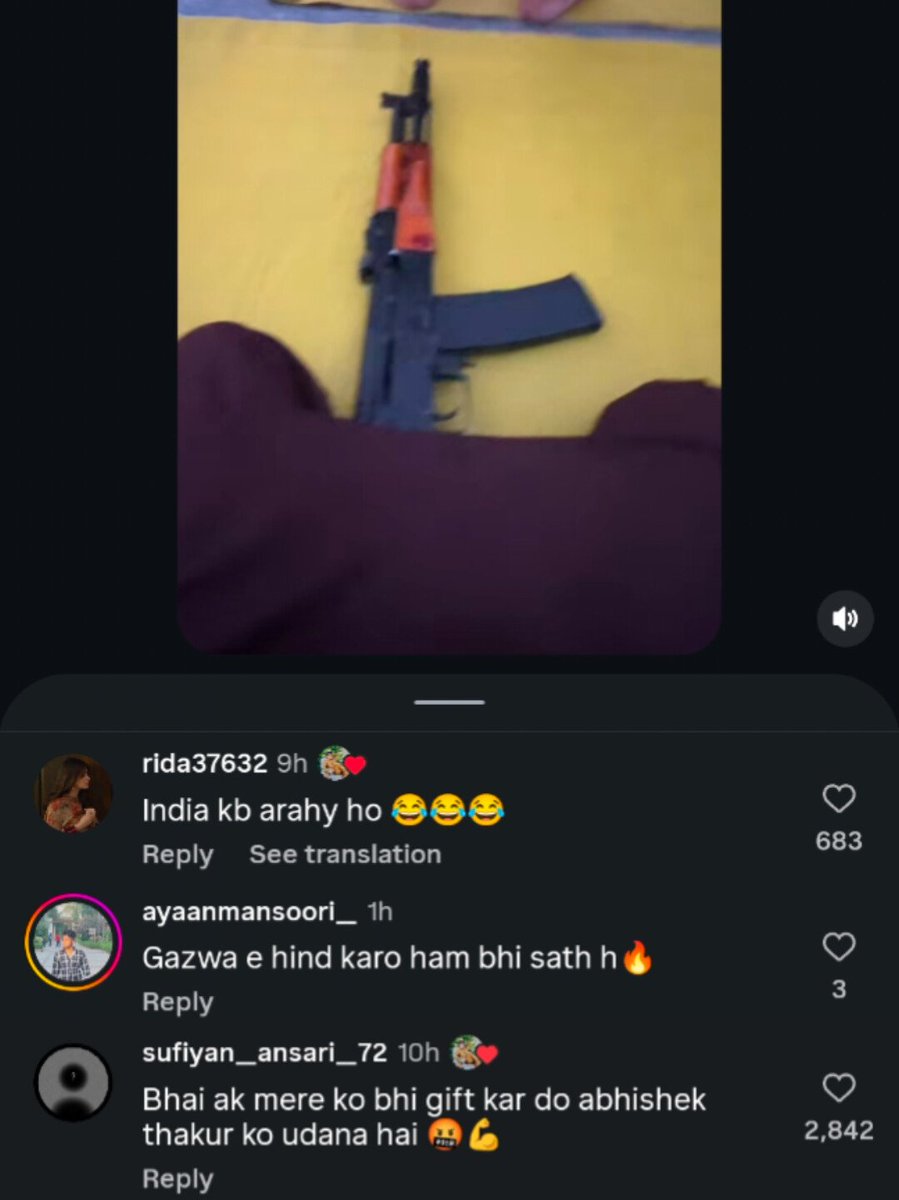 Viglnthindutva's tweet photo. A Pakistani man posts a video posing with an AK-47 and look at some of the comments from Indian Muslim accounts under the post

Secularism is only the responsibility of Hindus 🤡 https://t.co/q5bBFQA8WW