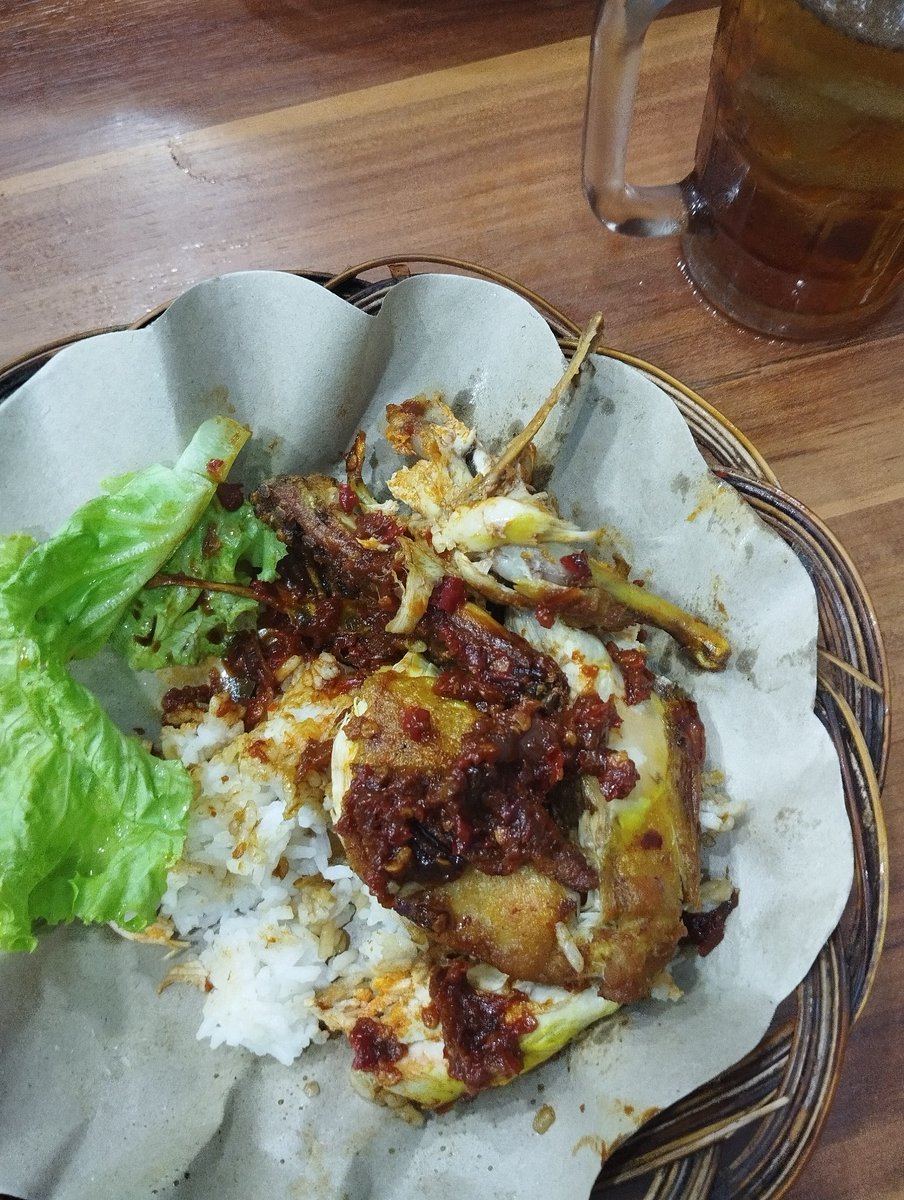 cezyyy3000's tweet photo. Worth it gak sih 27k udah free refill nasi sama es teh manis https://t.co/XZEemuujiD