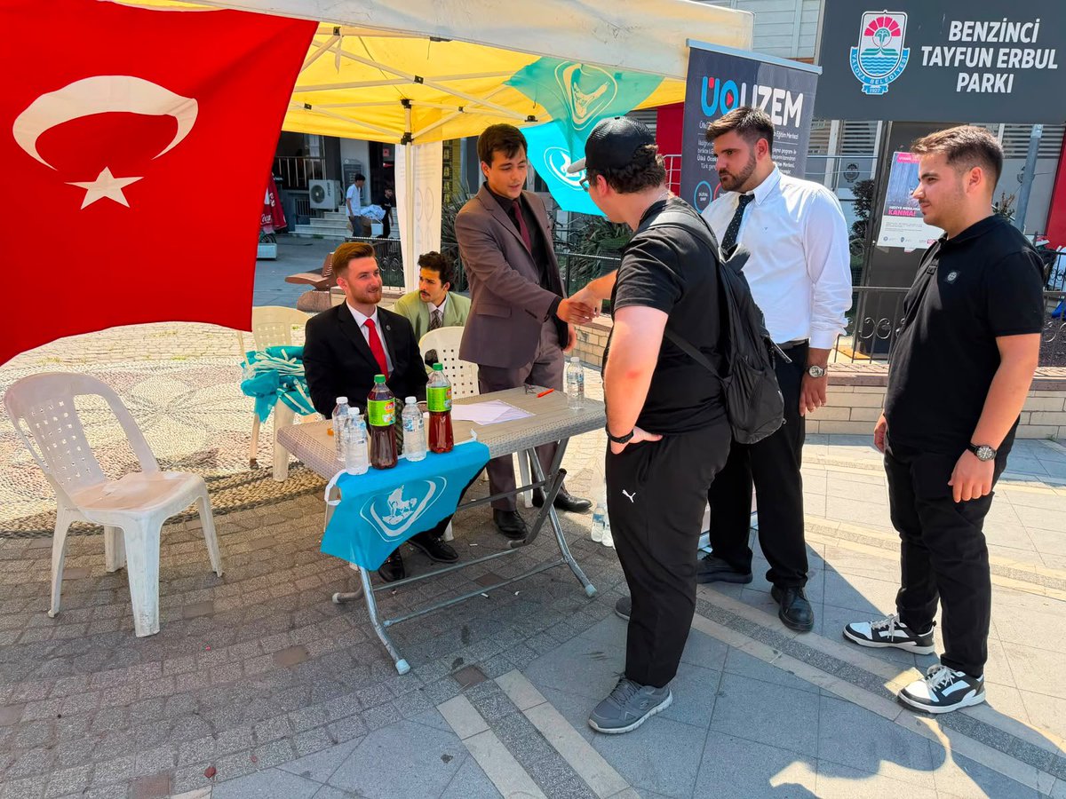 yalovaocak77's tweet photo. Ülkü Ocakları Yalova İl Başkanlığı olarak, Genel Merkezimiz tarafından geliştirilen Üniversite Tercih Robotu tanıtım standımızı Yalova Kurtuluş Anıtı önüne açtık.

@ayyildirim1 
@SonerSahin_06 https://t.co/UATMstCQj5