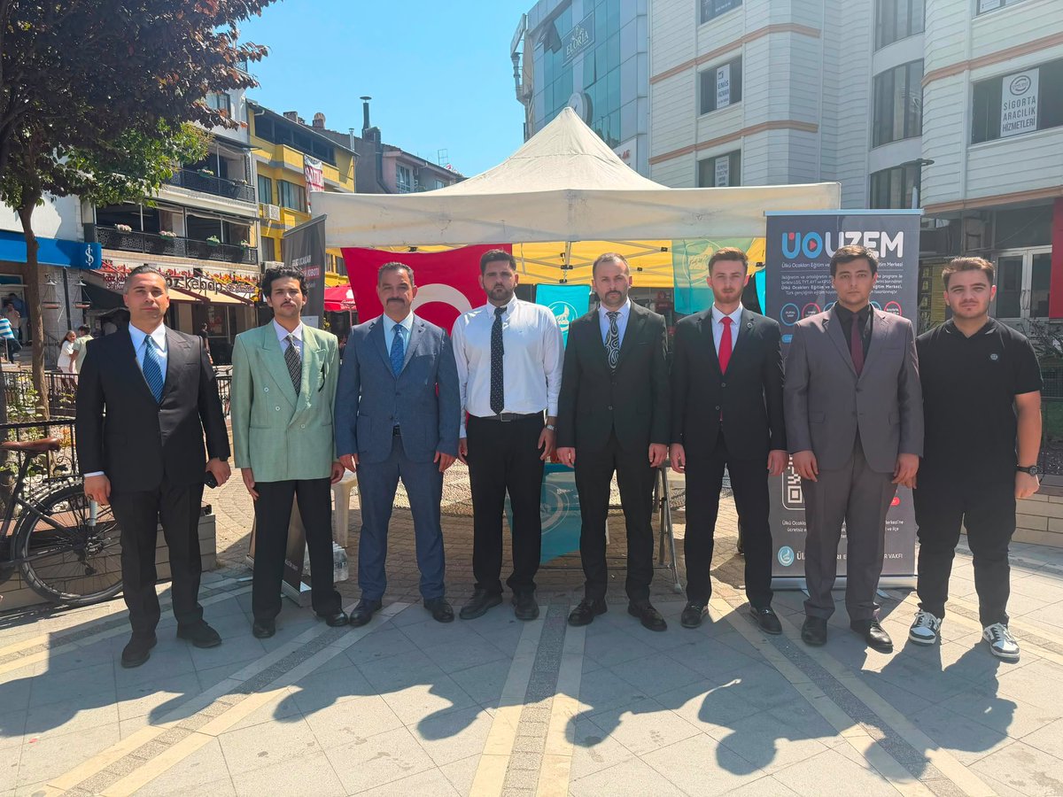 yalovaocak77's tweet photo. Ülkü Ocakları Yalova İl Başkanlığı olarak, Genel Merkezimiz tarafından geliştirilen Üniversite Tercih Robotu tanıtım standımızı Yalova Kurtuluş Anıtı önüne açtık.

@ayyildirim1 
@SonerSahin_06 https://t.co/UATMstCQj5