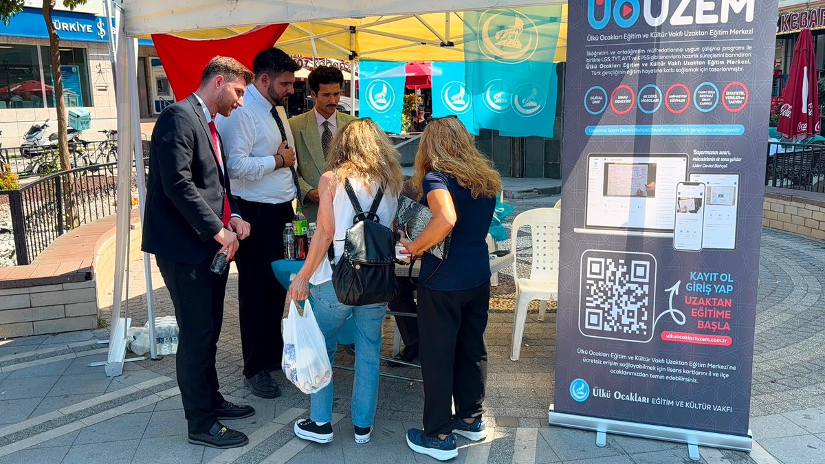 yalovaocak77's tweet photo. Ülkü Ocakları Yalova İl Başkanlığı olarak, Genel Merkezimiz tarafından geliştirilen Üniversite Tercih Robotu tanıtım standımızı Yalova Kurtuluş Anıtı önüne açtık.

@ayyildirim1 
@SonerSahin_06 https://t.co/UATMstCQj5