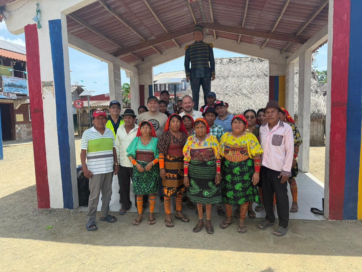 jrgg12's tweet photo. Panamá 🇵🇦 avanza en su acceso universal a la energía a través de la @OficinaE_Rural con el apoyo del #BID

Esta semana se están realizando levantamientos definitivos para la construcción de la #Minired sostenible en la comunidad de #Mulatupo #Sasardi en la #Comarca #GunaYala 

@EnergiaPma