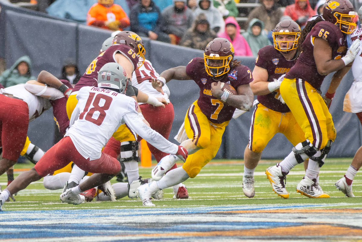 AdamJaksa's tweet photo. Lew Nichols III

2021
• Nation’s leading rusher (1,848y)
• 10g with 100+ rush yds (2g with 200+)
• 30+ carries in each of final 4 gms
• 4g with 2+ rushing TD (16 total)
• MAC Offensive POTY

One of the greatest individual seasons in Central Michigan football history. https://t.co/eShYt72oqQ