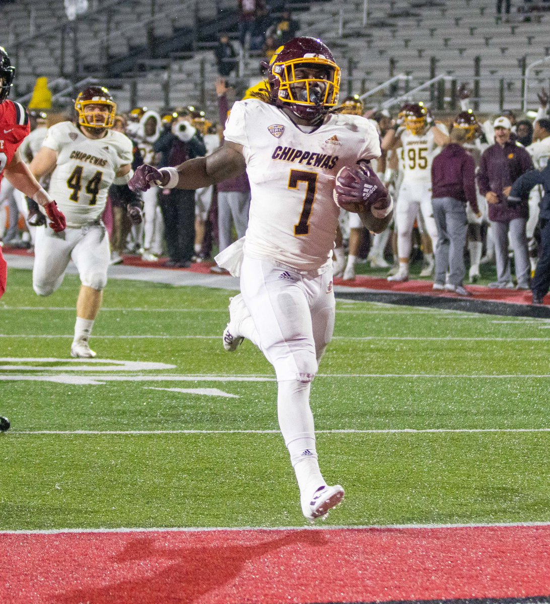 AdamJaksa's tweet photo. Lew Nichols III

2021
• Nation’s leading rusher (1,848y)
• 10g with 100+ rush yds (2g with 200+)
• 30+ carries in each of final 4 gms
• 4g with 2+ rushing TD (16 total)
• MAC Offensive POTY

One of the greatest individual seasons in Central Michigan football history. https://t.co/eShYt72oqQ