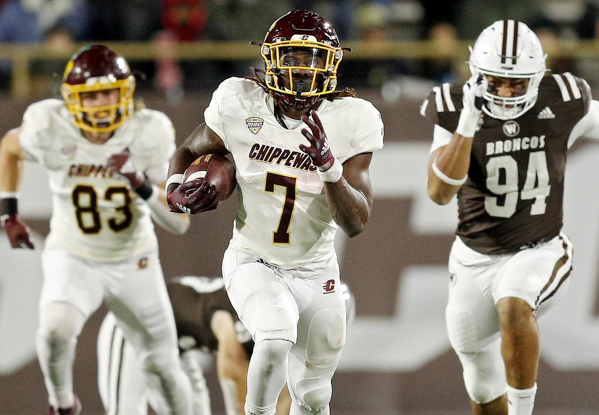 AdamJaksa's tweet photo. Lew Nichols III

2021
• Nation’s leading rusher (1,848y)
• 10g with 100+ rush yds (2g with 200+)
• 30+ carries in each of final 4 gms
• 4g with 2+ rushing TD (16 total)
• MAC Offensive POTY

One of the greatest individual seasons in Central Michigan football history. https://t.co/eShYt72oqQ