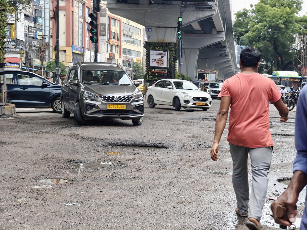 Kavalichandrak1's tweet photo. Big potholes at Kondapur Junction Signal are causing inconvenience to commuters. Kindly repair the road at the earliest for safe travel.
#Pathholes #Kondapur #Hyderabad
@HiHyderabad @CMC_Offcl
@TelanganaToday @HYDTP
@SakshiNews @TOIHyderabad https://t.co/b3GlbXg9oz