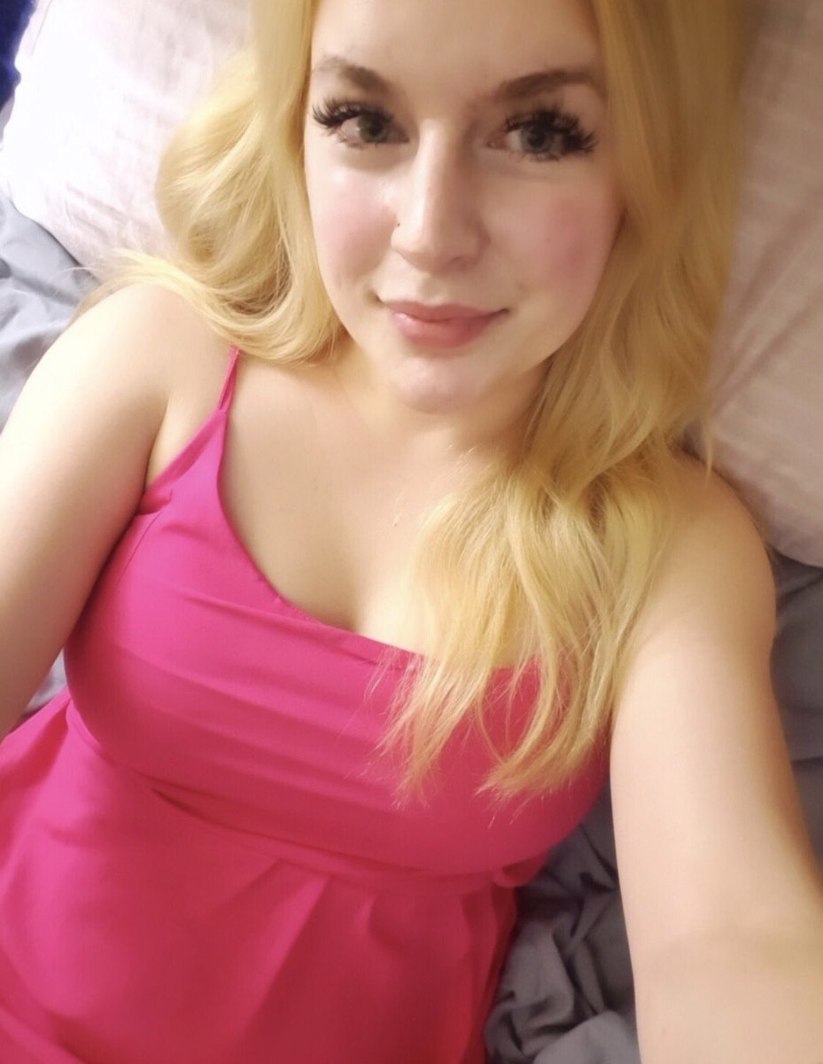 Danidelaunay22's tweet photo. Woke up like this.. still deciding if I’m getting out of bed.. who else still in bed?😴
#GoodMorning #MorningVibes #BlondeHair #Selfie #SoftGirl https://t.co/jljI1g0Ahz