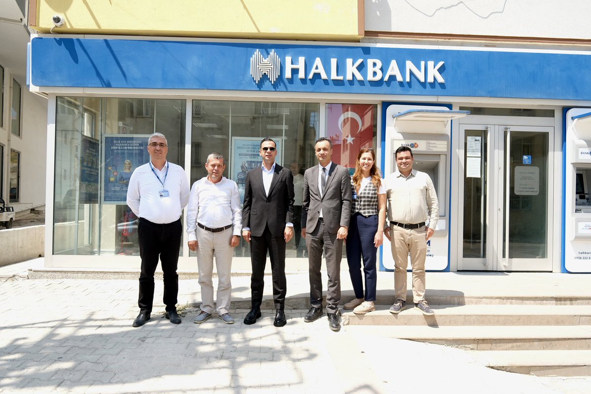 GulnarKaymakam's tweet photo. 📍Kaymakamımız Emrah ASLAN, Halkbank Gülnar Şubesini ziyaret etti.

Şube Müdürü Koray KAPIKIRAN’dan bilgi alan Kaymakamımız, personele çalışmalarında kolaylıklar diledi. 🤝 https://t.co/vWYiRMTGJR